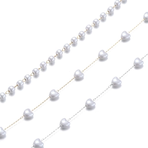1 Meter handgefertigte DIY-Kette mit Herzperlen-Imitaten und Edelstahlgliedern.
