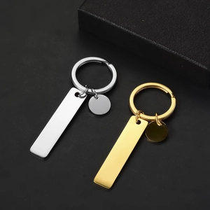 Détail de porte-clés en acier inoxydable poli or et argent pour gravure personnalisée