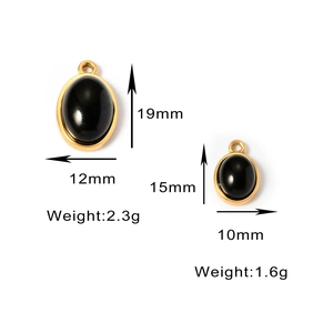 Detailansicht ovaler Goldanhänger mit schwarzem Stein in zwei Größen 19mm und 15mm