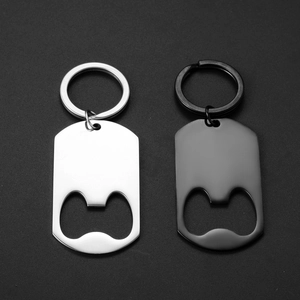 Gros plan de porte-clés décapsuleurs en acier inoxydable de couleur argent et noir