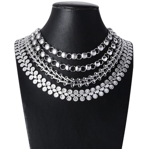 Collier multi-rangs en métal argenté avec perles géométriques et pendentifs soleil mode