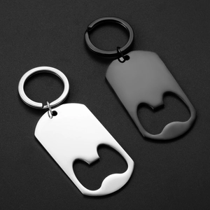 Porte-clés décapsuleur style plaque militaire en argent poli et noir mat sur fond texturé