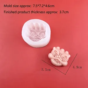 Stampo leone in silicone e calco in cera rosa con dimensioni su sfondo rosso