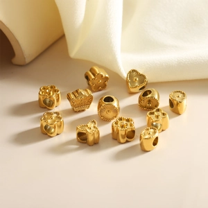 Perles de bijoux DIY dorées faites main en formes de couronne et cœur sur soie