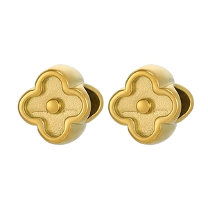 Vue détaillée de boucles d'oreilles fleur dorées avec texture mate et détail central