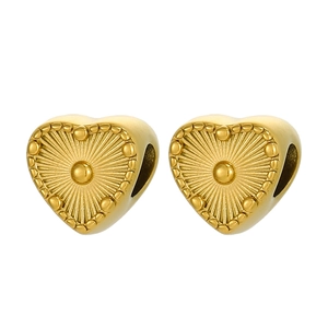 Vue détaillée des perles dorées en forme de cœur avec relief pour bijoux DIY