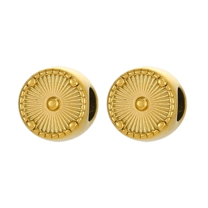 Vue macro de perles d'espacement dorées à motif soleil pour la création de bijoux