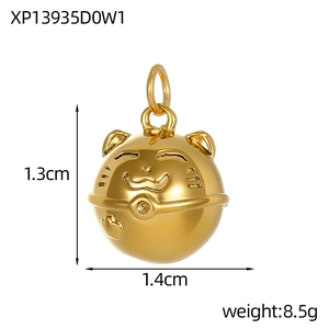 Macro shot of 1.3cm gold vacuum plated lucky cat pendant with size and weight metrics
