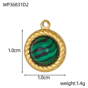 Detail showing 1.0cm gold rope textured malachite pendant dimensions and weight info