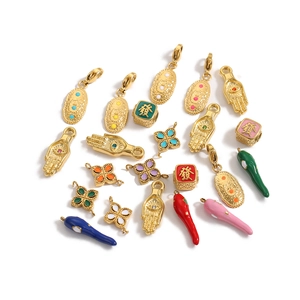 Französische Retro Edelstahl-Anhänger vergoldet mit Hamsa-Hand und Chili-Pfeffer-Design