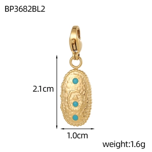 Detailansicht ovaler goldener Hammerschlag-Anhänger mit drei blauen Perlen und Verschluss