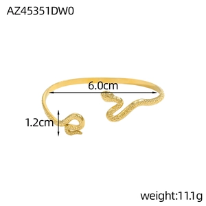 Eleganter goldener Schlangen-Armreif mit Schuppenstruktur und überkreuztem Wickeldesign
