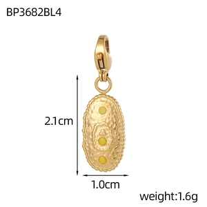 Detailansicht ovaler Goldanhänger mit Hammerschlag-Optik, Maße 2,1 cm x 1,0 cm mit Öse