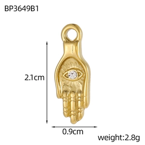 Detaillierte Nahaufnahme des goldenen Fatima-Hand-Anhängers mit Auge und Zirkon-Stein