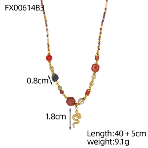 Nahaufnahme der Boho-Perlenkette mit goldenem Schlangenanhänger und Natursteinen