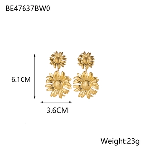 Dettaglio orecchini a girasole con misure di 6,1 cm di lunghezza e 3,6 cm di larghezza