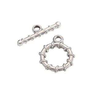 Makroaufnahme von silbernem Knebelverschluss mit Spiralstruktur für DIY-Schmuck