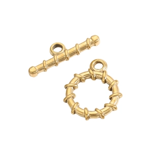 Detailaufnahme des goldenen OT-Knebelverschlusses mit spiralförmiger Textur auf weißem Grund