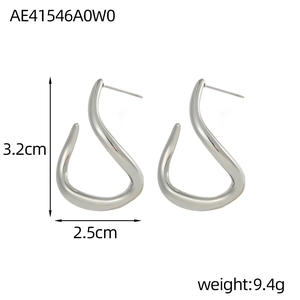 Abstrakte S-förmige Silberohrstecker, 3,2 cm hoch mit glatt polierter Metalloberfläche