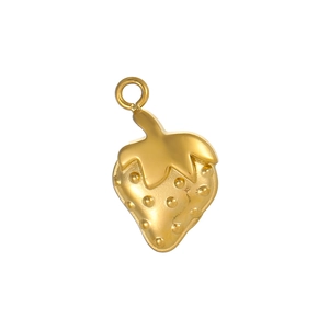 Détail d'un pendentif fraise doré en acier inoxydable pour la création de bijoux DIY