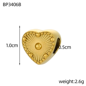 Détail d'une perle en cœur dorée montrant une hauteur de 1,0cm et un trou de 0,5cm