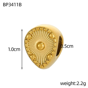 Détail d'un pendentif goutte doré avec texture radiale et dimensions de 1,0 cm