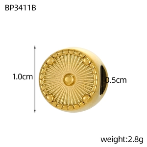 Vue macro de la perle intercalaire fleur soleil dorée de 1,0 cm pour bijoux DIY