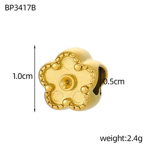 Vue macro d'une perle fleur en or mat de 1,0 cm avec détails de taille et de poids