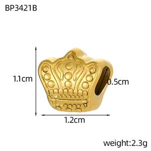 Détail du pendentif couronne dorée montrant la texture en relief et les dimensions