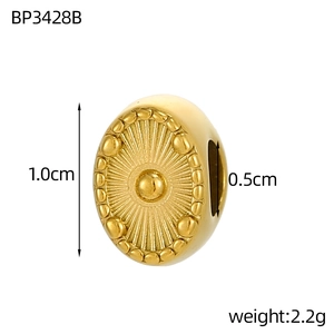Détail d'une perle fleur dorée avec motif soleil et trou de 0,5 cm pour bracelets DIY