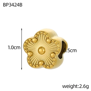 Détail de l'accessoire fleur dorée avec diamètre de 1,0 cm et trou central traversant