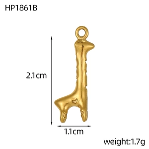 Macro del ciondolo a giraffa dorata 3D con dimensioni 2,1 cm x 1,1 cm su sfondo bianco