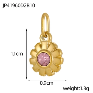 Vue détaillée du pendentif tournesol doré avec cristal rose et dimensions de 11mm
