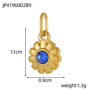 Détail d'un pendentif fleur dorée avec pierre bleue et dimensions indiquées