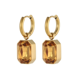 Elegante gouden oorbellen met grote rechthoekige amberkleurige kristallen hangers