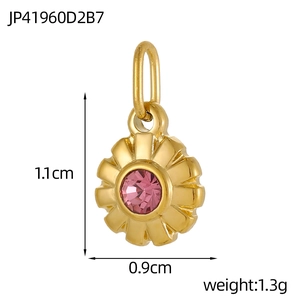 Vue macro d'un pendentif doré de 1,1 cm avec zircon rose et détails du poids de 1,3 g