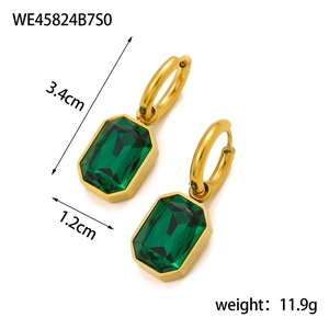 Smaragdgroene rechthoekige hanger oorbellen met gouden ringetjes, maat 3,4cm