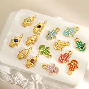 Pendentif main de Hamsa baroque en acier inoxydable doré avec émail coloré et zircon