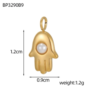 Détails du pendentif main de Fatma doré avec perle blanche et dimensions de 1,2 cm