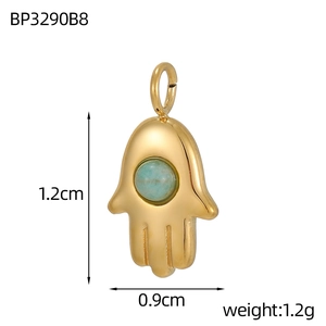 Vue détaillée d'un pendentif main de Hamsa doré avec pierre verte, taille 1,2 cm