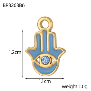 Détail du pendentif main de Fatima en émail bleu et zircone, hauteur de 1,2 cm