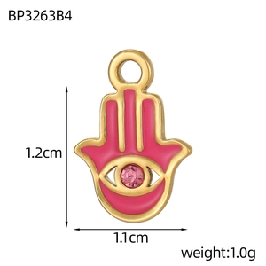 Vue détaillée du pendentif Main de Fatima doré avec zircon rose et dimensions
