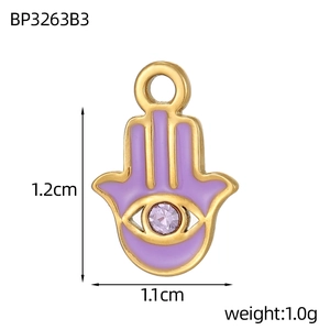 Vue détaillée du pendentif main de Hamsa violet avec zircon et dimensions de l'objet