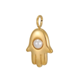 Pendentif main de fatma doré avec perle blanche et finition en métal poli