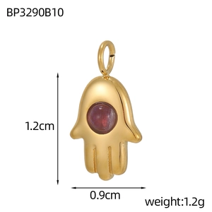 Vue macro du pendentif Main de Fatma dorée avec pierre violette, 1,2 cm par 0,9 cm