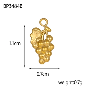 Vue macro détaillée d'un pendentif raisin doré de 1,1 cm avec feuille et bélière