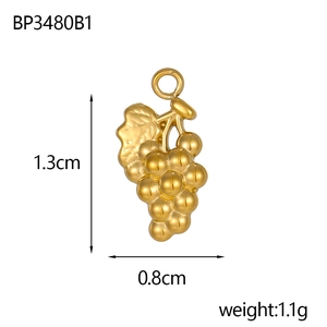 Vue détaillée d'un pendentif raisin doré avec dimensions 1,3 cm de haut et 0,8 cm de large