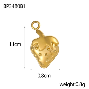 Vue macro d'un pendentif fraise doré de 1,1 cm x 0,8 cm en acier inoxydable poli