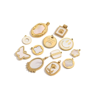 Elegante vergoldete geometrische Anhänger mit Perlmutteinlage und Gravur-Details