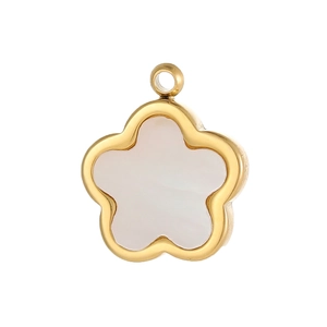 Detail eines blumenförmigen Gold-Edelstahlanhängers mit weißer Perlmutt-Einlage
